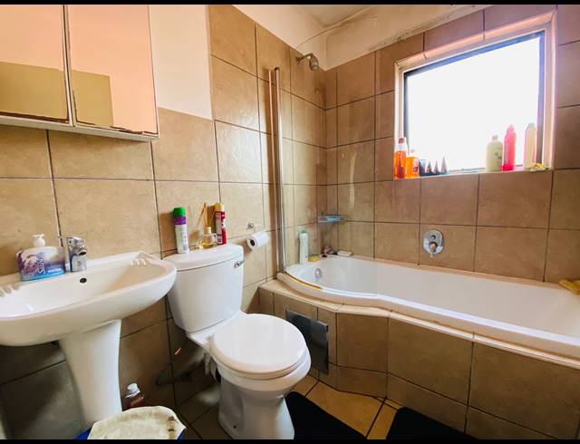 2 BEDROOM TOWNHOUSE FOR SALE IN CASTLEVIEW